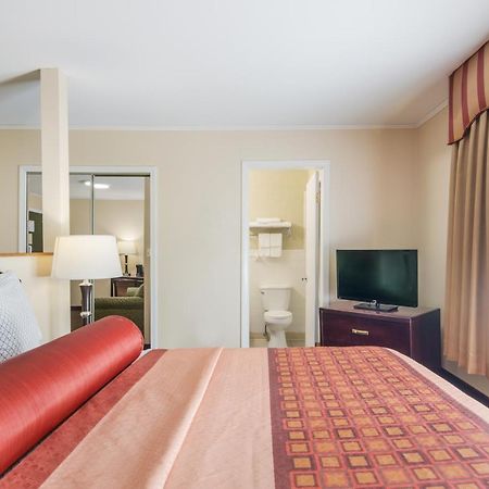Rodeway Inn Weedsport Bagian luar foto