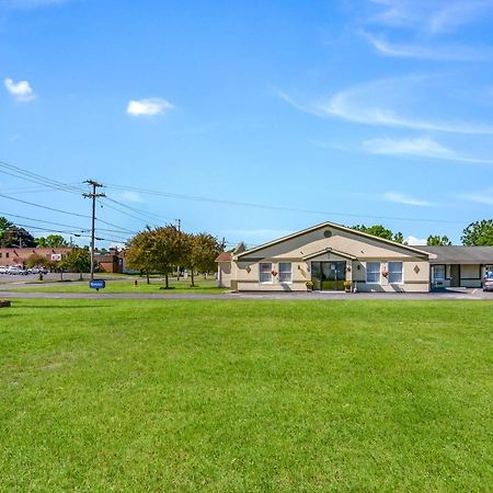 Rodeway Inn Weedsport Bagian luar foto