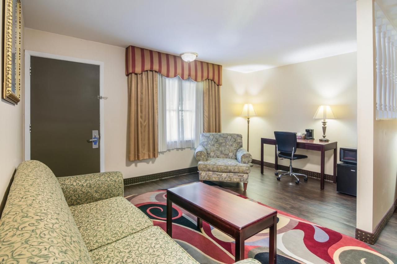 Rodeway Inn Weedsport Bagian luar foto