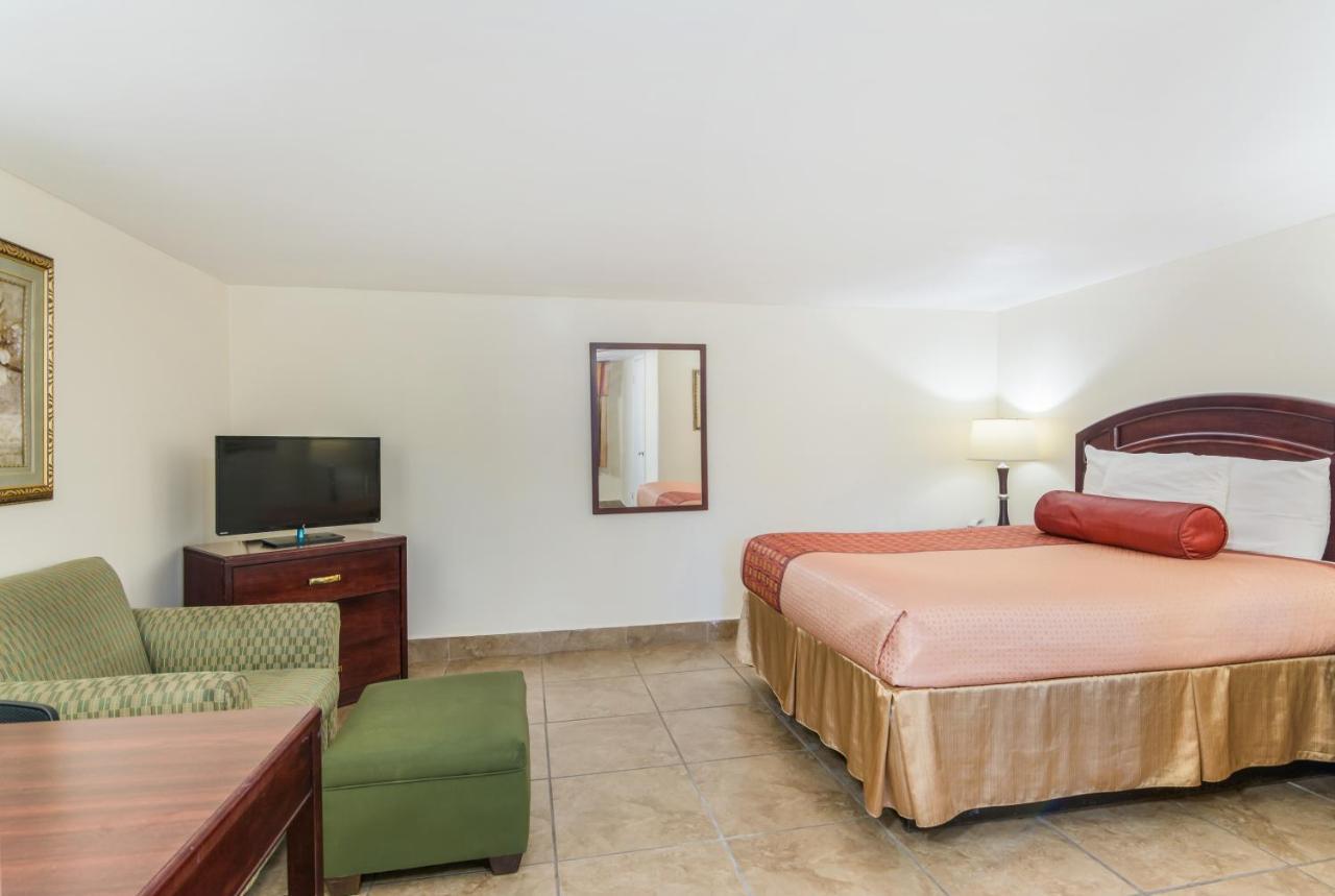 Rodeway Inn Weedsport Bagian luar foto