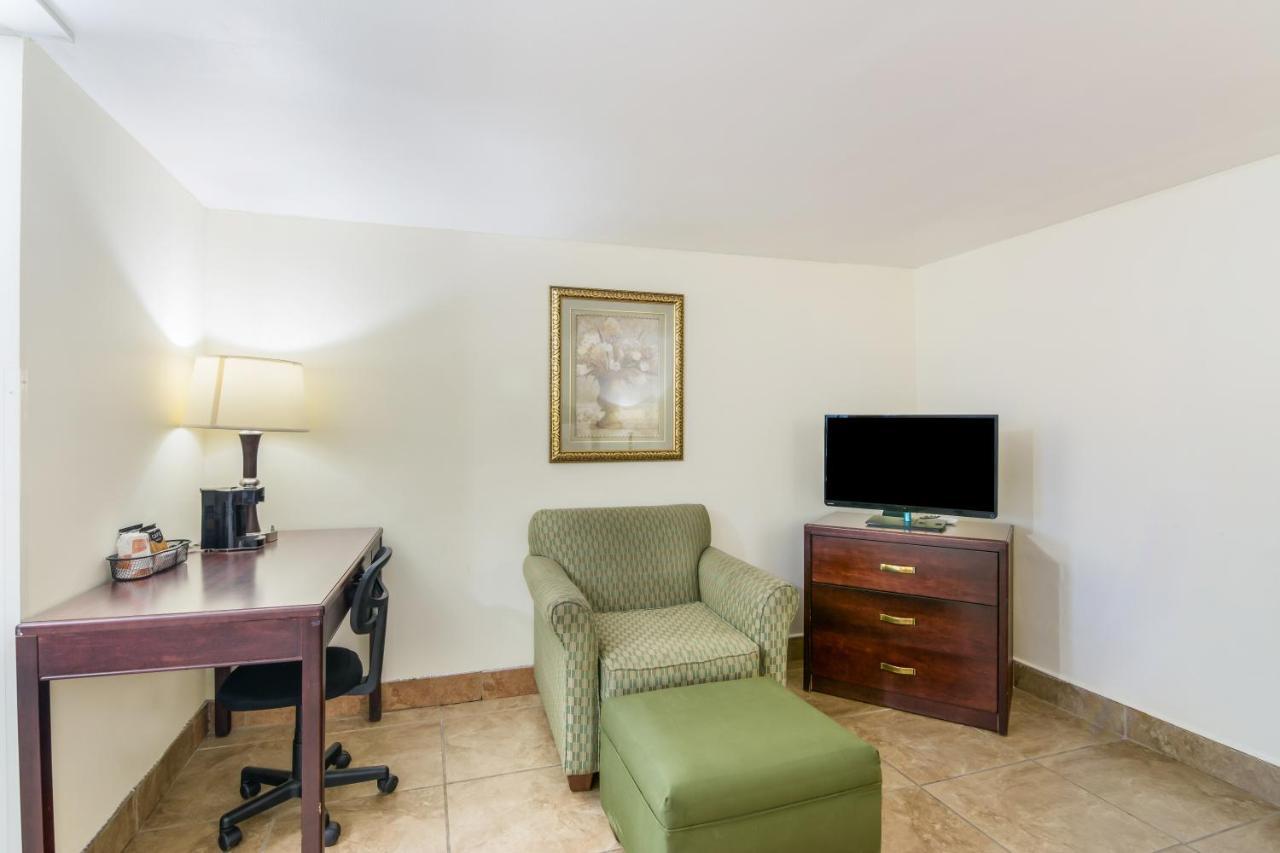 Rodeway Inn Weedsport Bagian luar foto