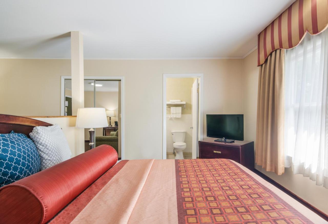 Rodeway Inn Weedsport Bagian luar foto