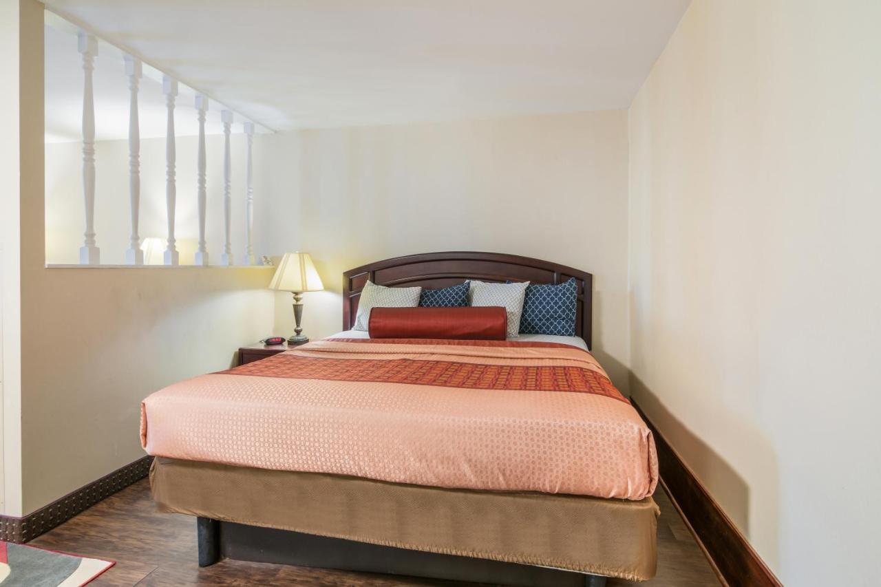 Rodeway Inn Weedsport Bagian luar foto