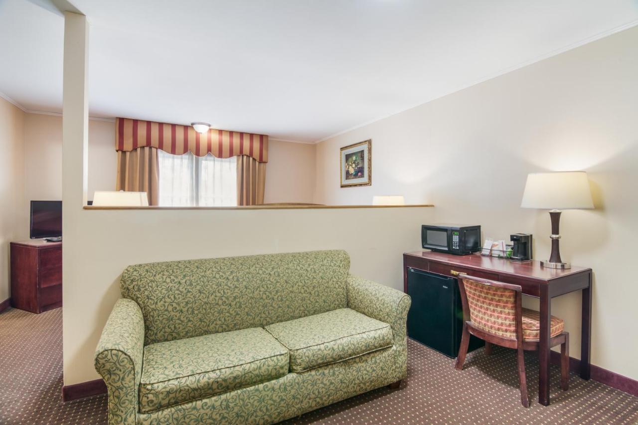 Rodeway Inn Weedsport Bagian luar foto