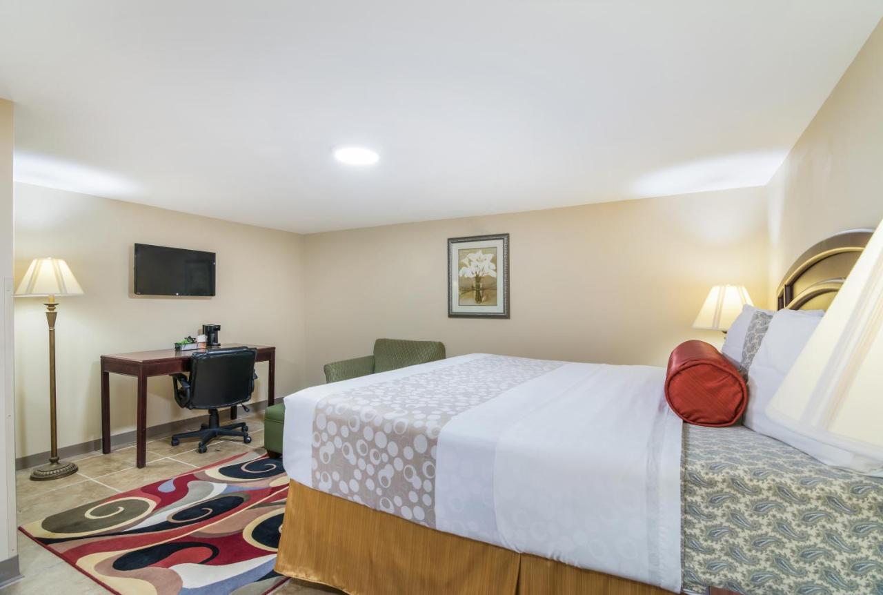 Rodeway Inn Weedsport Bagian luar foto