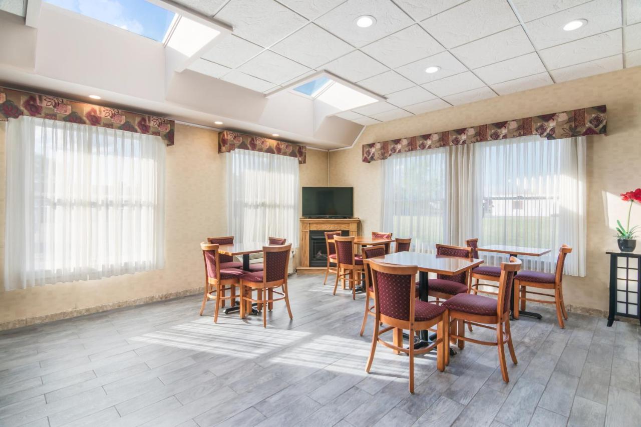 Rodeway Inn Weedsport Bagian luar foto