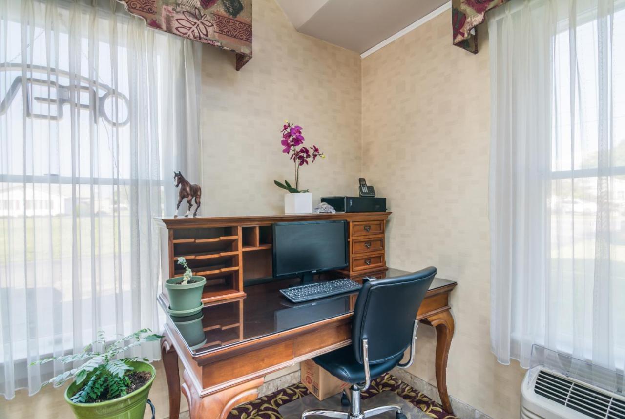 Rodeway Inn Weedsport Bagian luar foto
