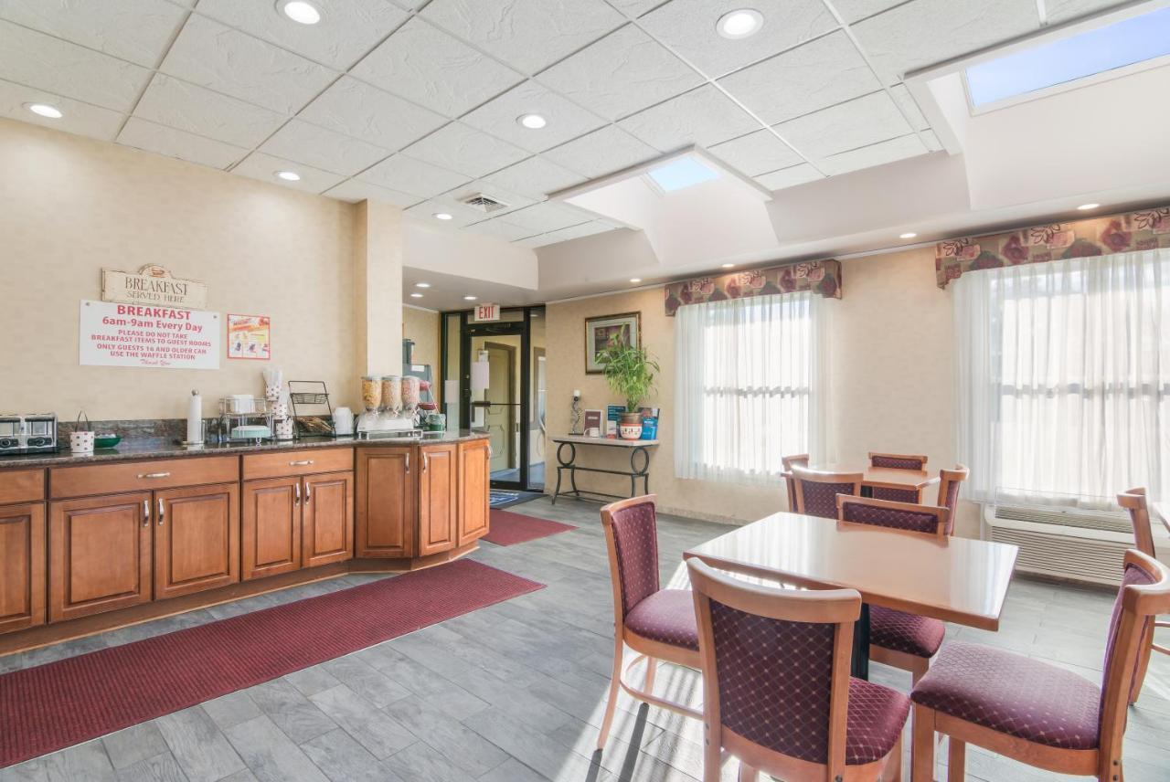 Rodeway Inn Weedsport Bagian luar foto