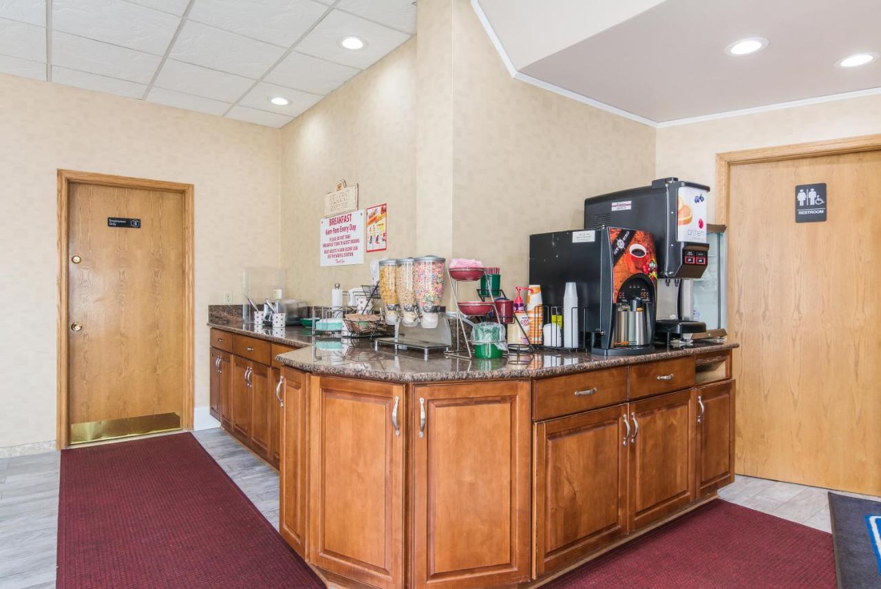 Rodeway Inn Weedsport Bagian luar foto