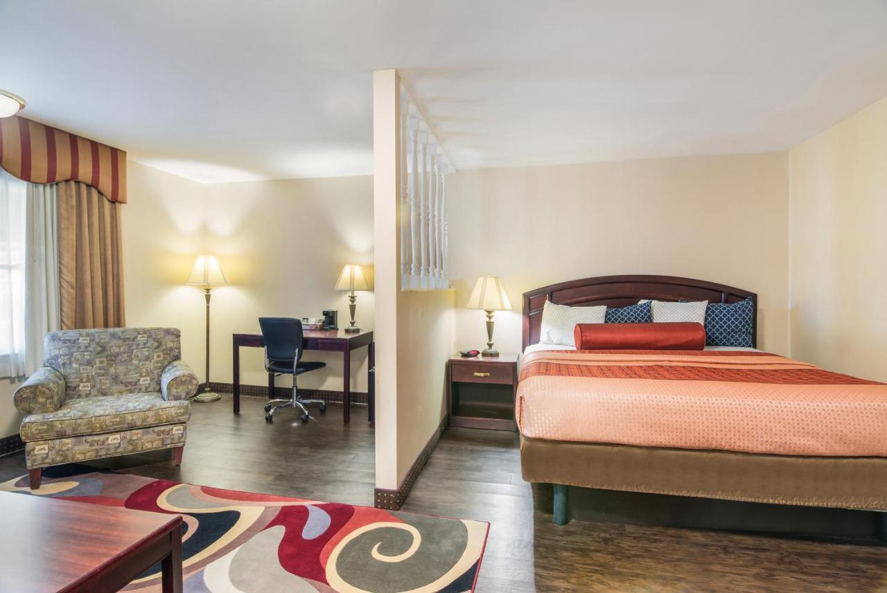 Rodeway Inn Weedsport Bagian luar foto