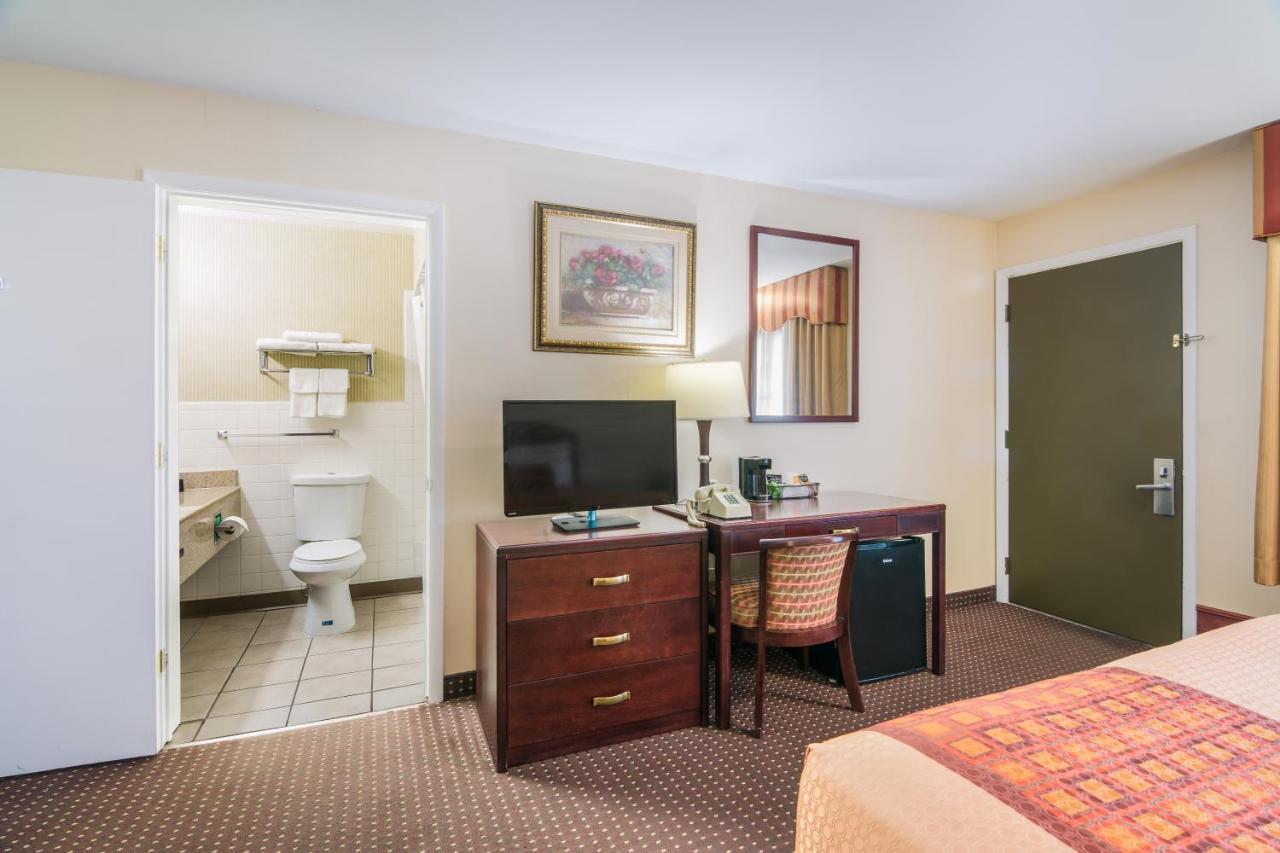 Rodeway Inn Weedsport Bagian luar foto