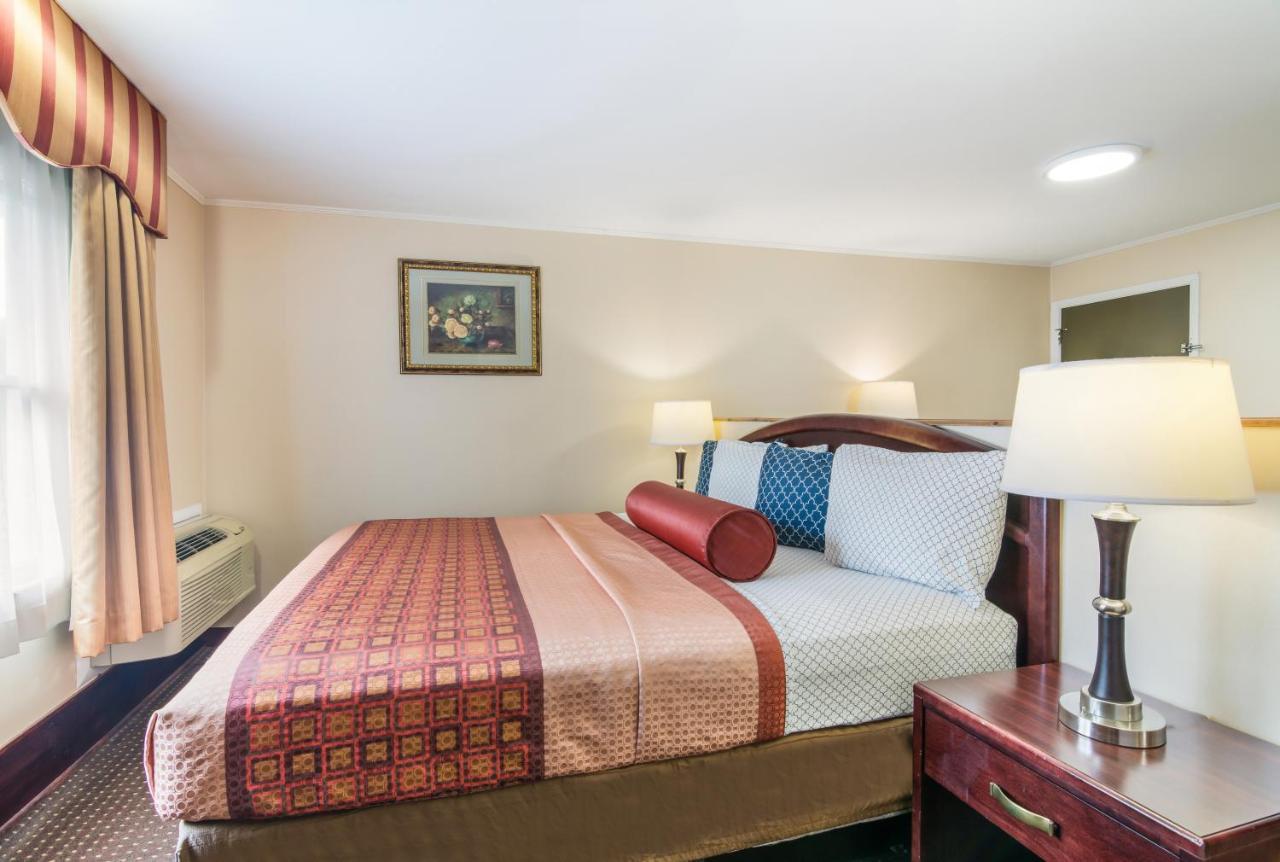 Rodeway Inn Weedsport Bagian luar foto
