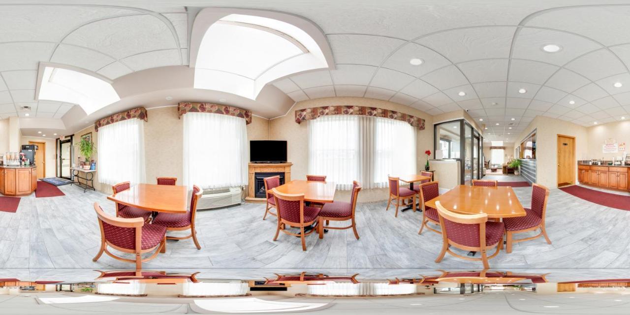 Rodeway Inn Weedsport Bagian luar foto