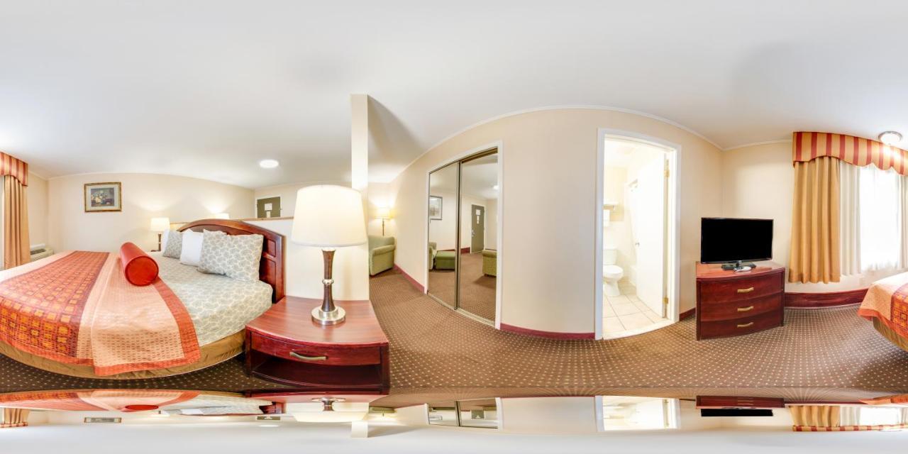 Rodeway Inn Weedsport Bagian luar foto