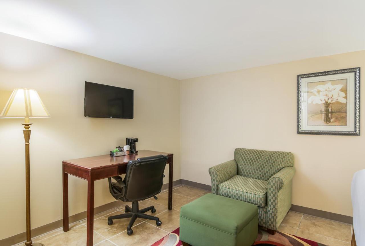 Rodeway Inn Weedsport Bagian luar foto