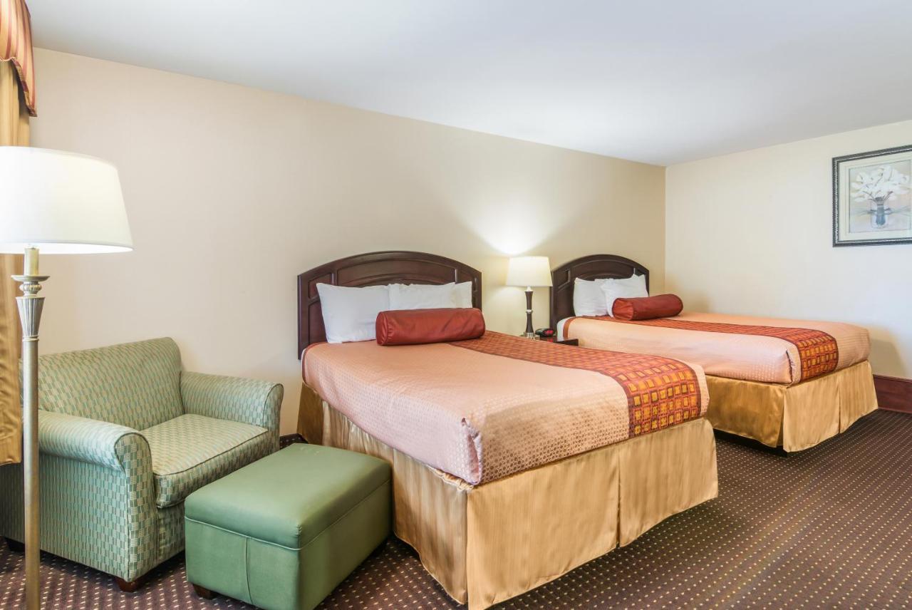 Rodeway Inn Weedsport Bagian luar foto