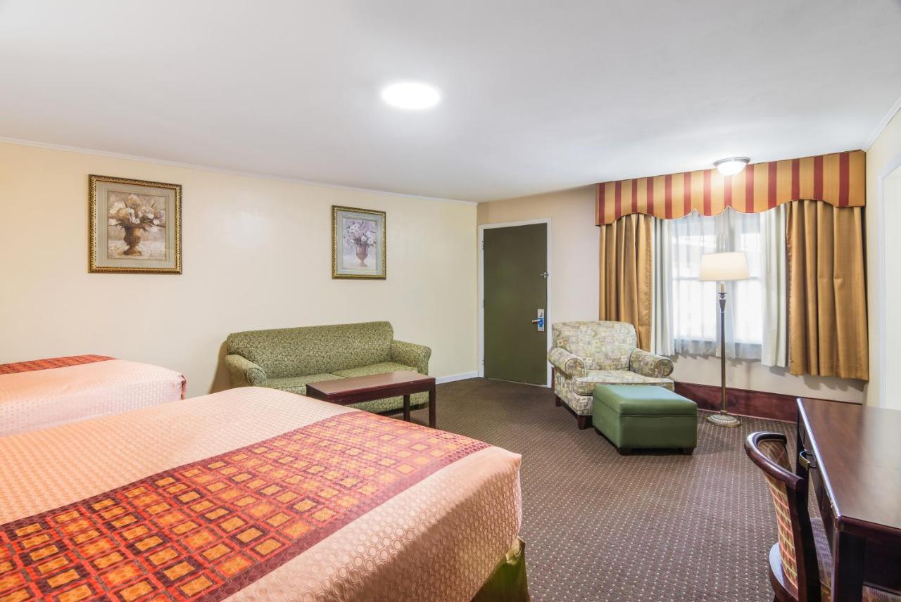 Rodeway Inn Weedsport Bagian luar foto