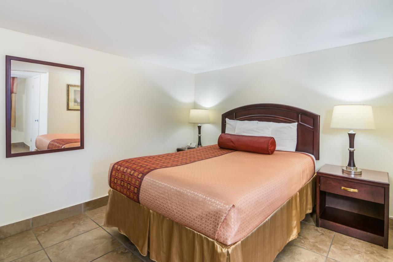 Rodeway Inn Weedsport Bagian luar foto