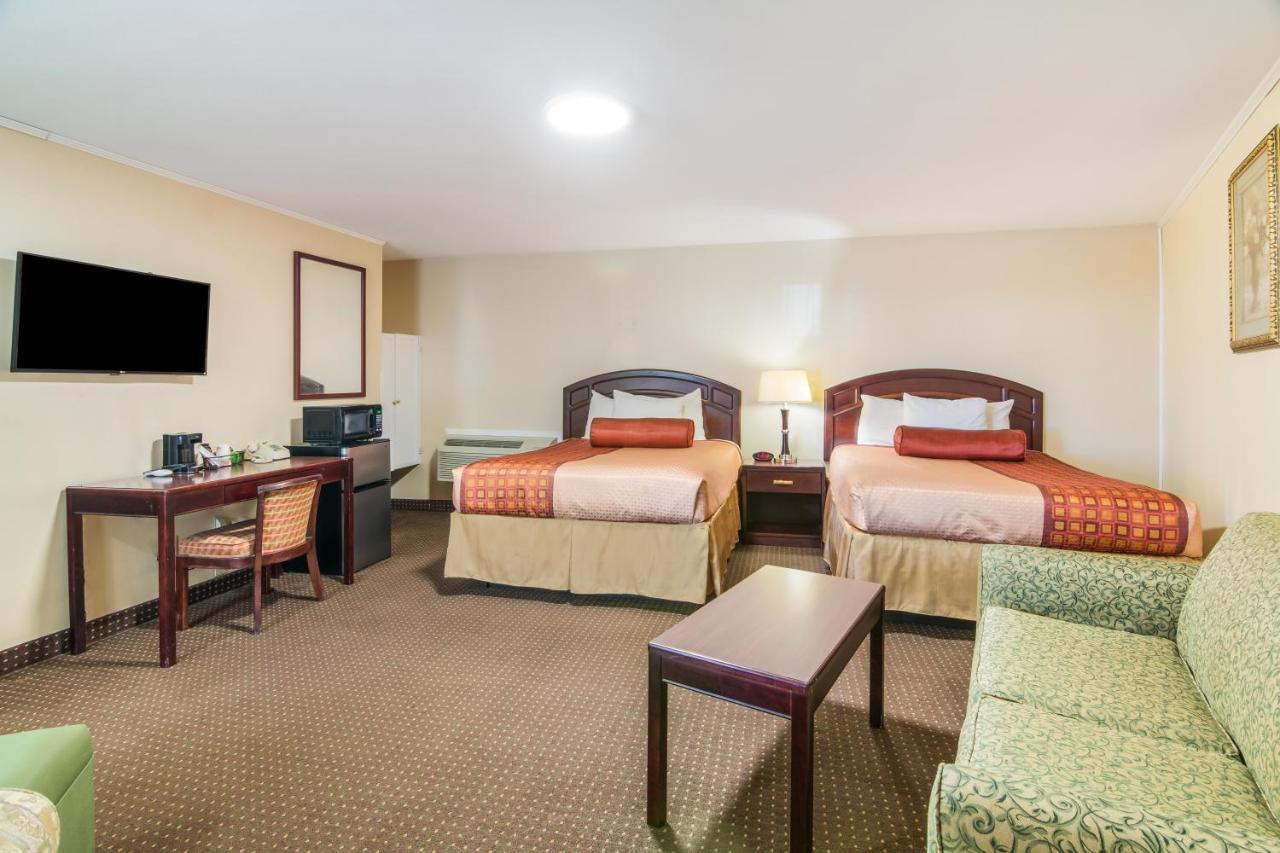 Rodeway Inn Weedsport Bagian luar foto