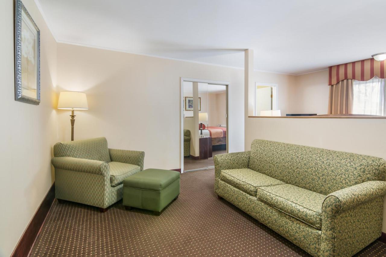 Rodeway Inn Weedsport Bagian luar foto