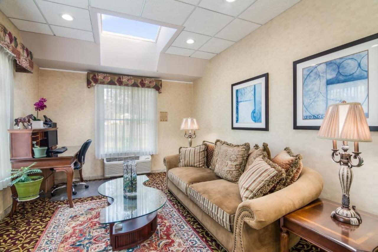 Rodeway Inn Weedsport Bagian luar foto
