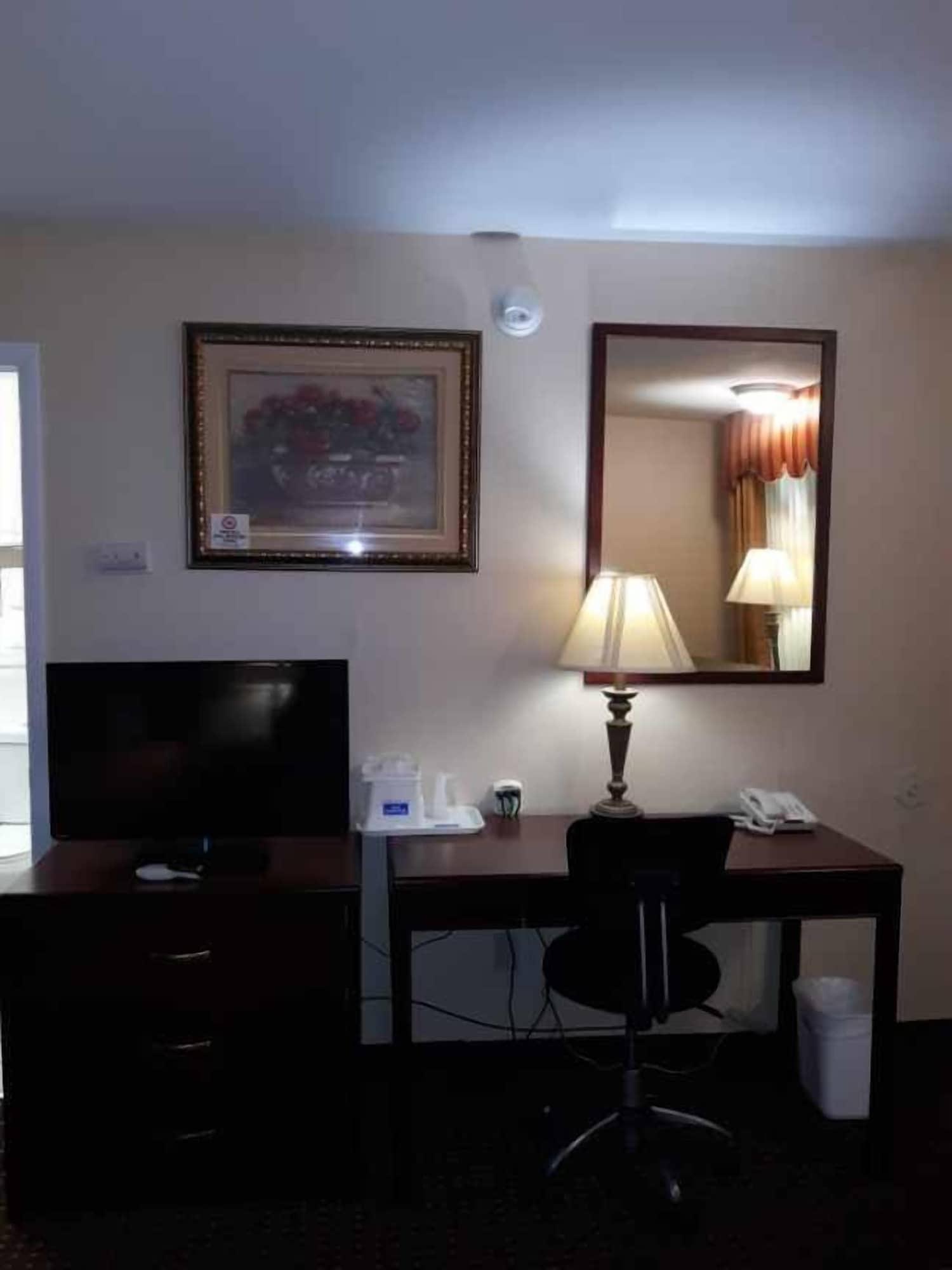 Rodeway Inn Weedsport Bagian luar foto