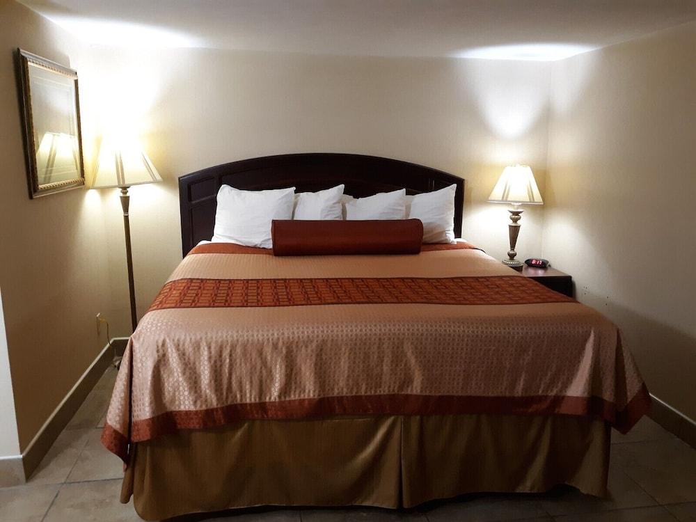 Rodeway Inn Weedsport Bagian luar foto