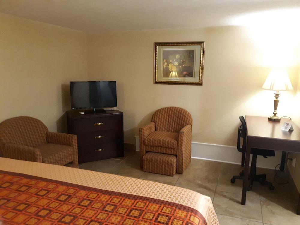 Rodeway Inn Weedsport Bagian luar foto