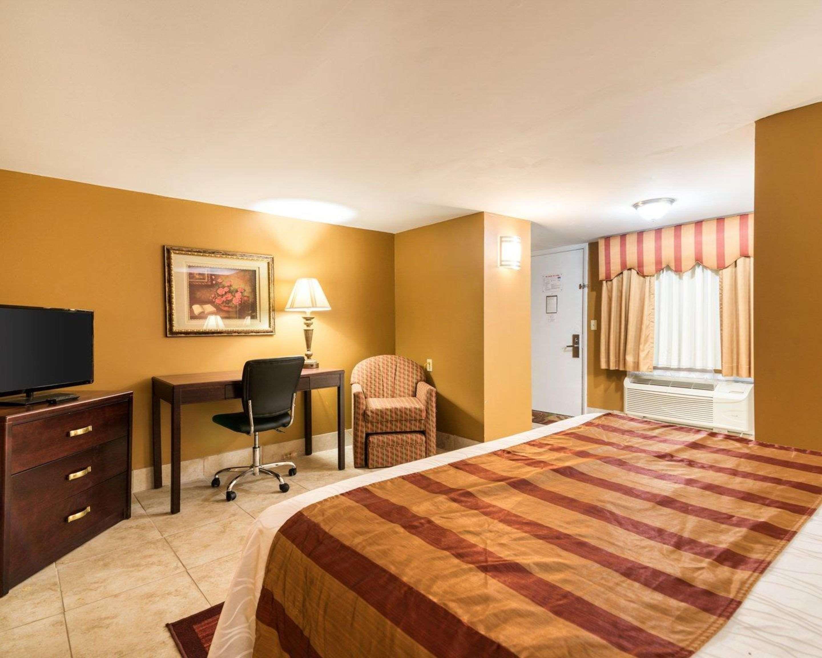 Rodeway Inn Weedsport Bagian luar foto