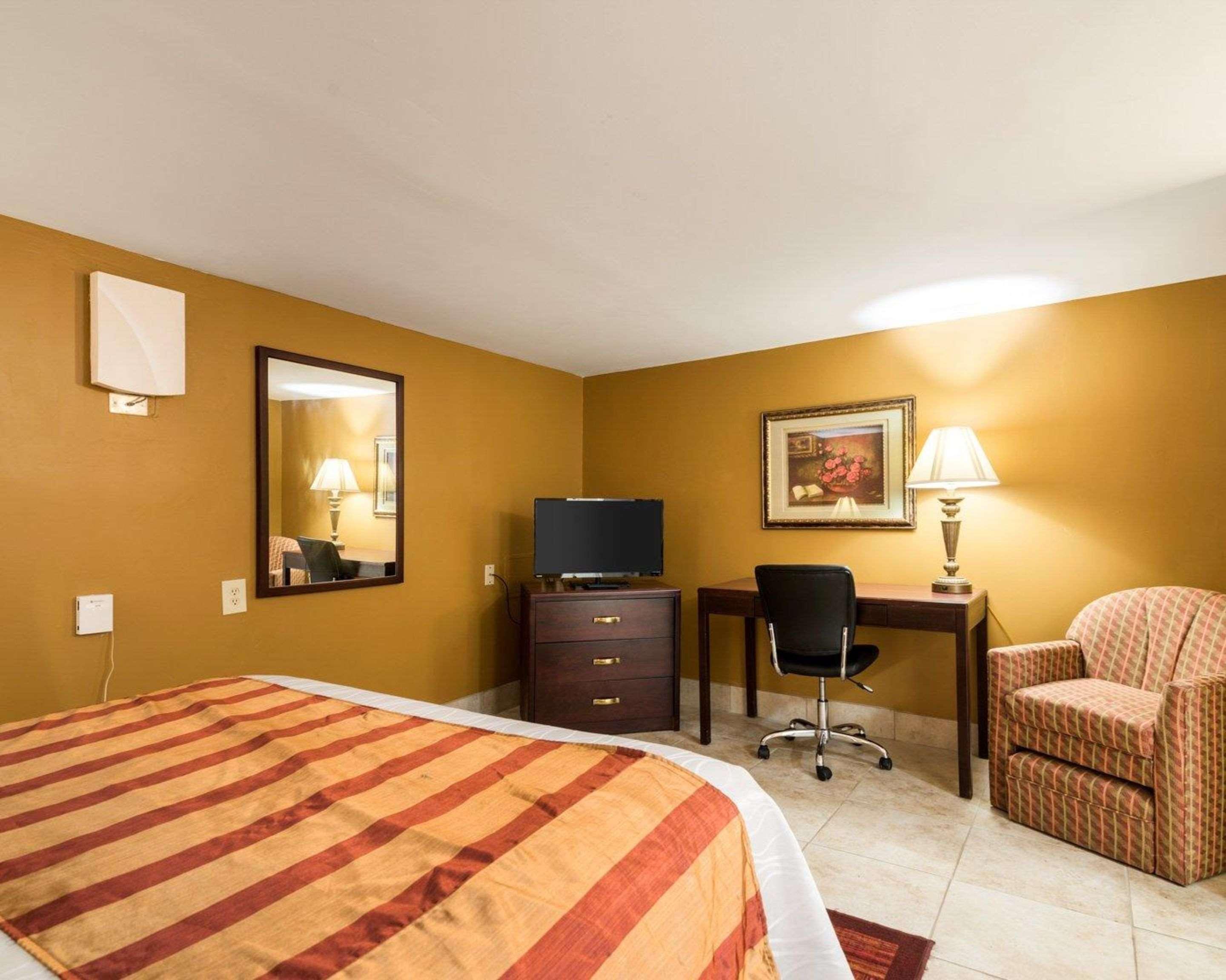 Rodeway Inn Weedsport Bagian luar foto