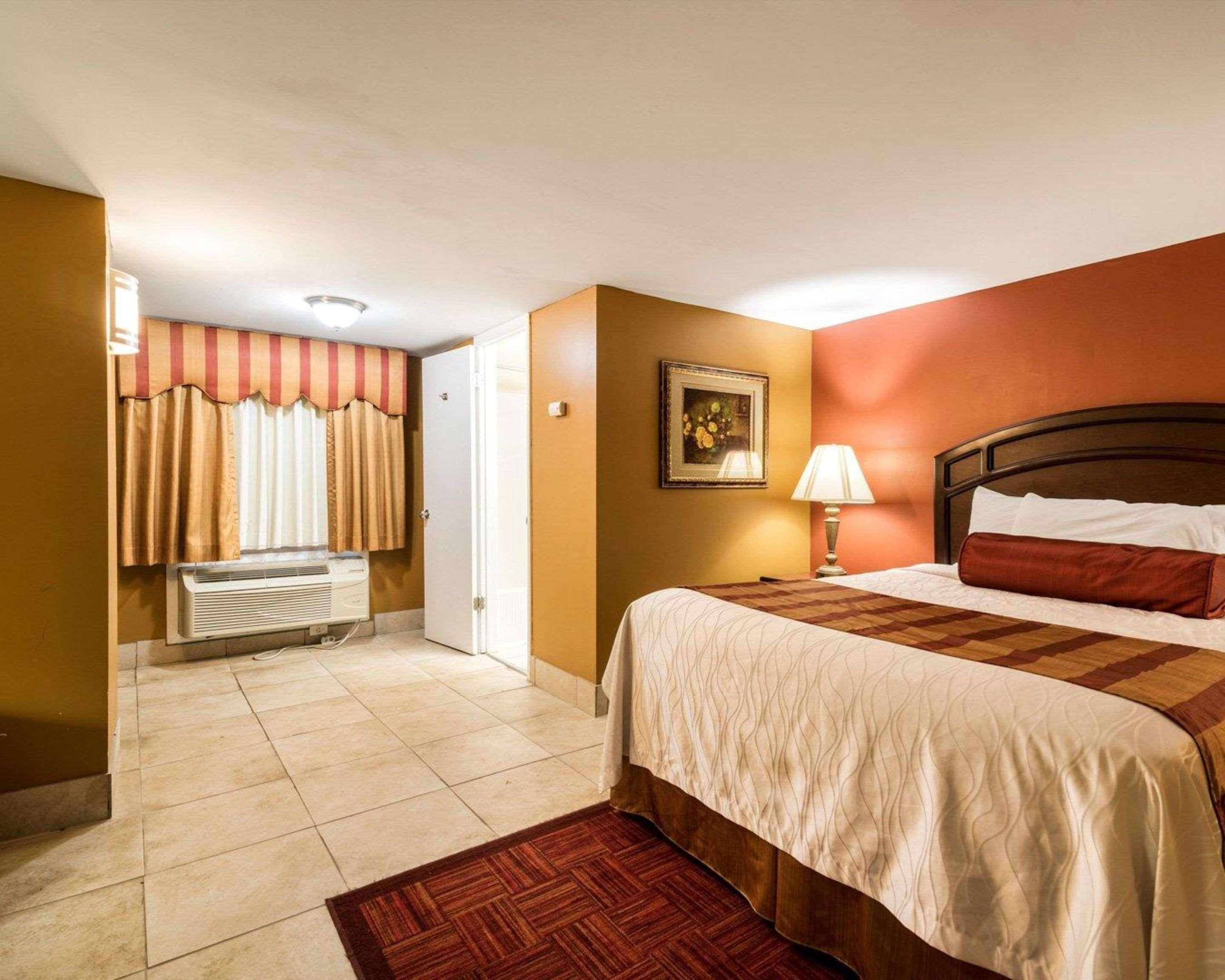 Rodeway Inn Weedsport Bagian luar foto