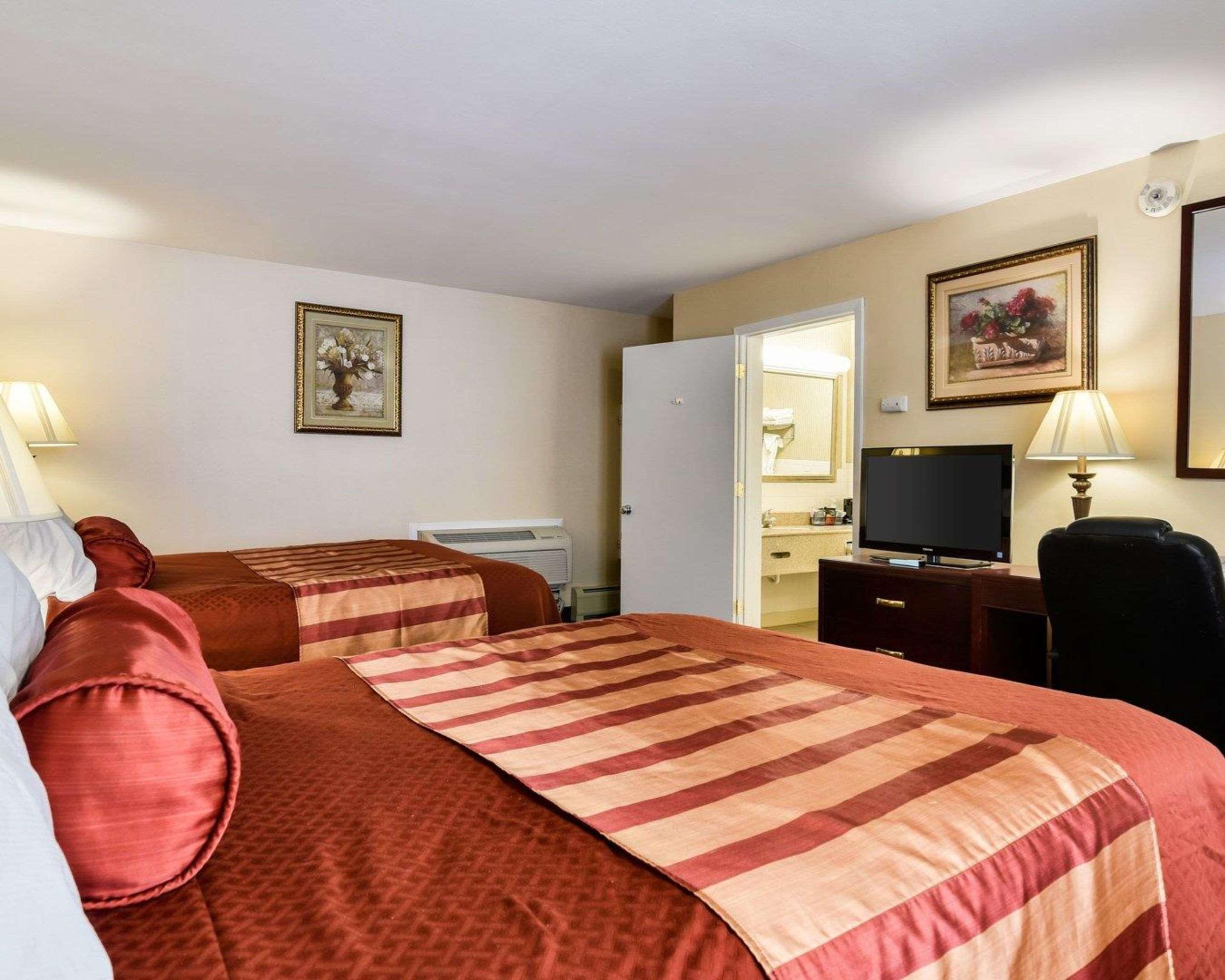 Rodeway Inn Weedsport Bagian luar foto