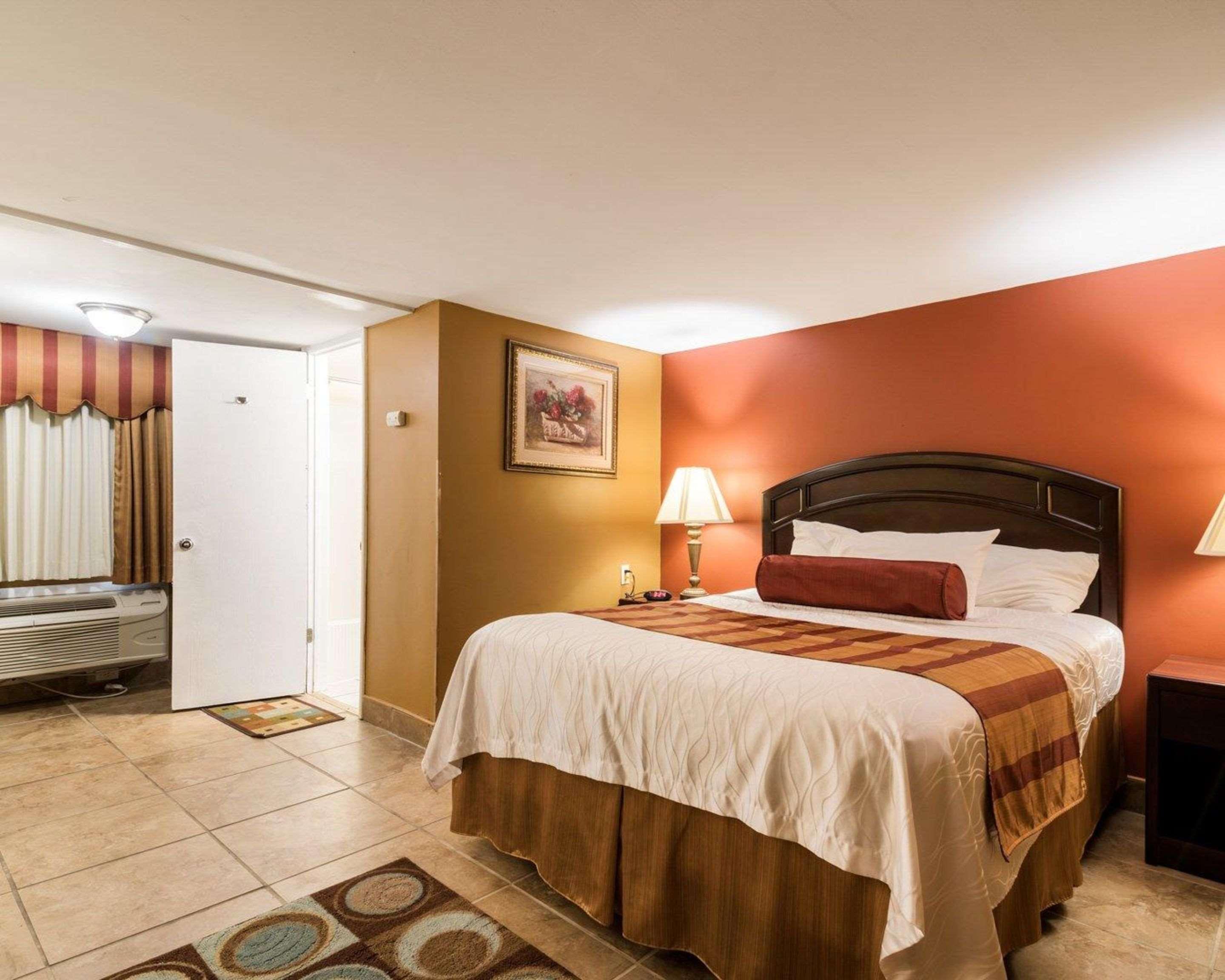 Rodeway Inn Weedsport Bagian luar foto