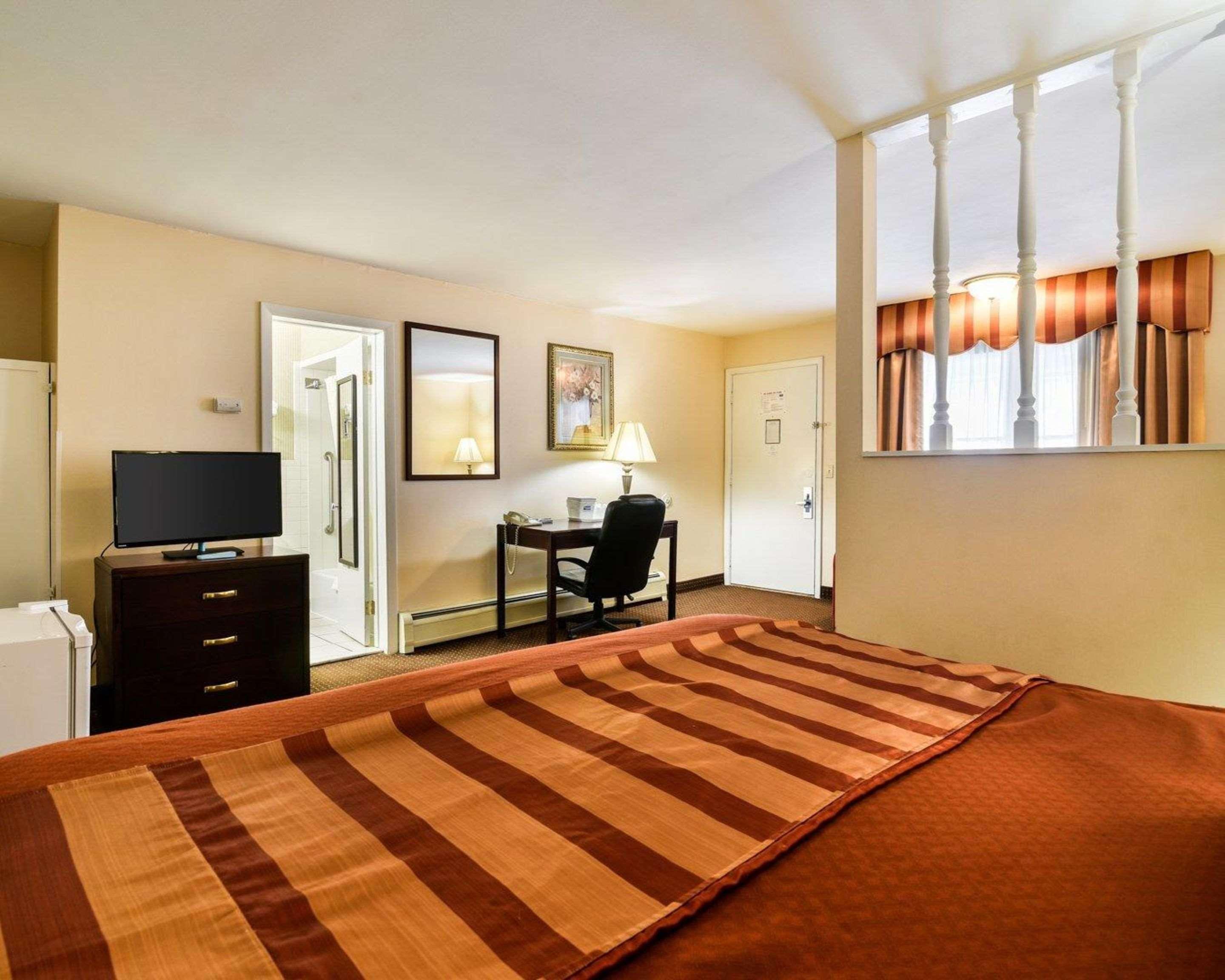 Rodeway Inn Weedsport Bagian luar foto