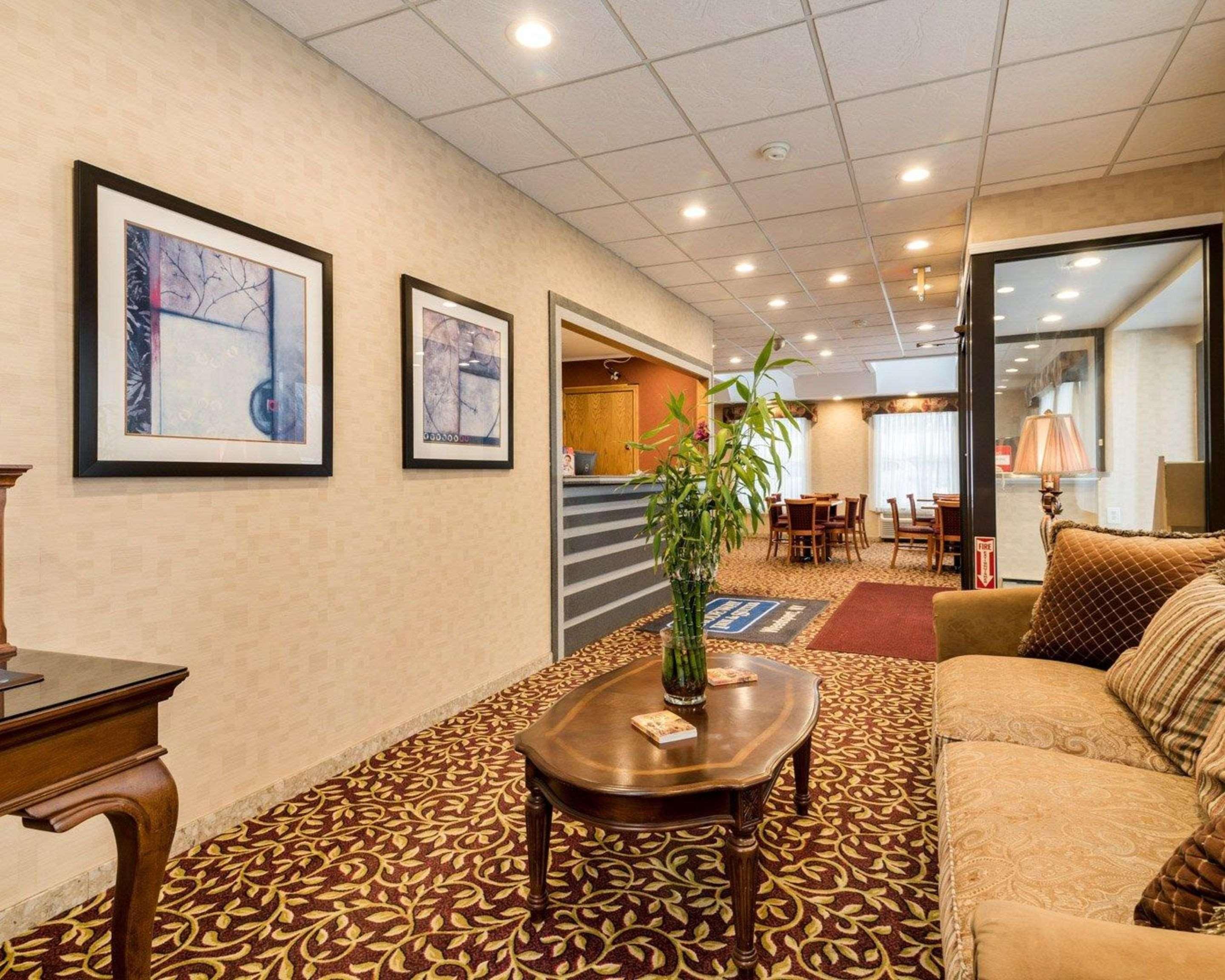 Rodeway Inn Weedsport Bagian luar foto
