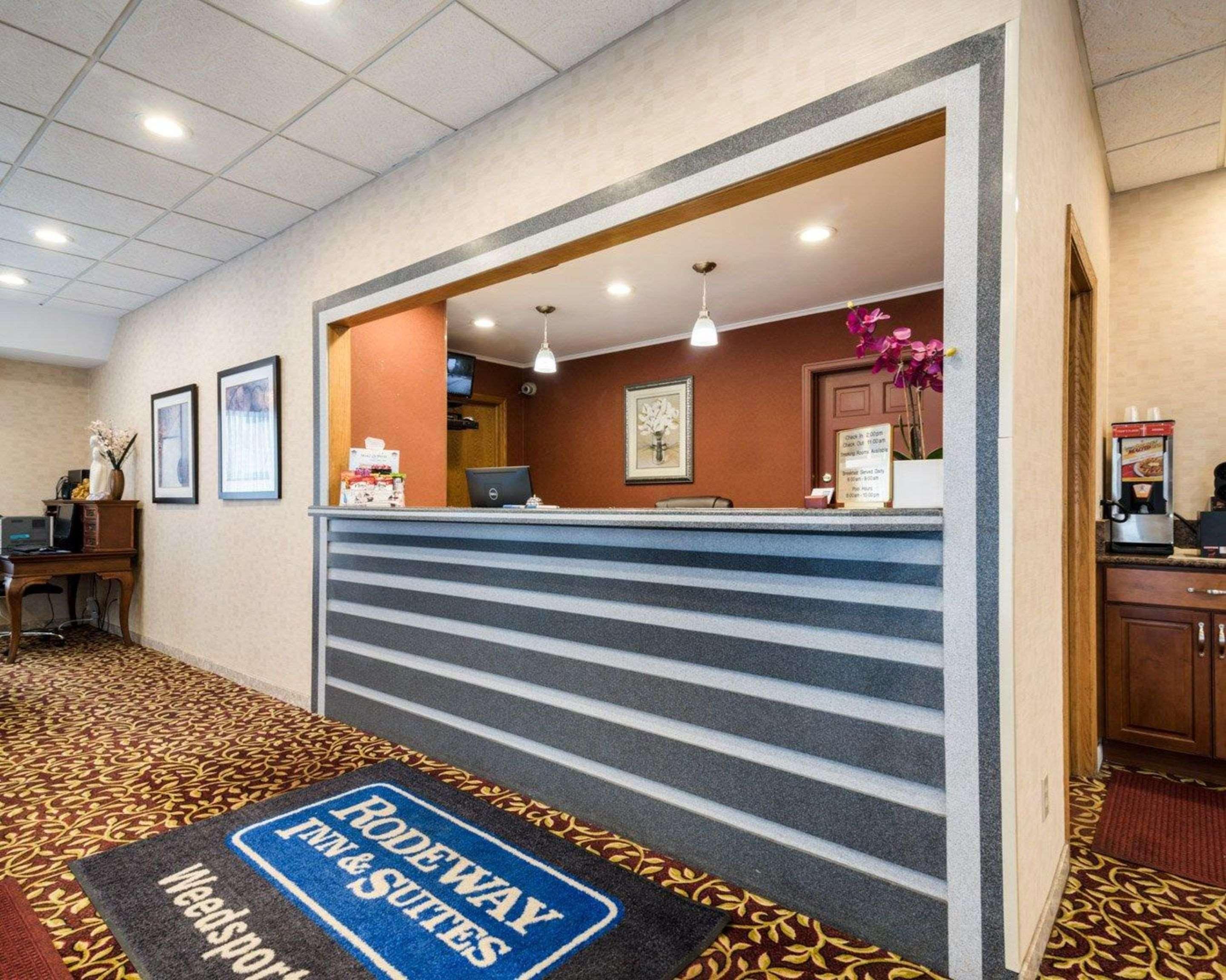 Rodeway Inn Weedsport Bagian luar foto