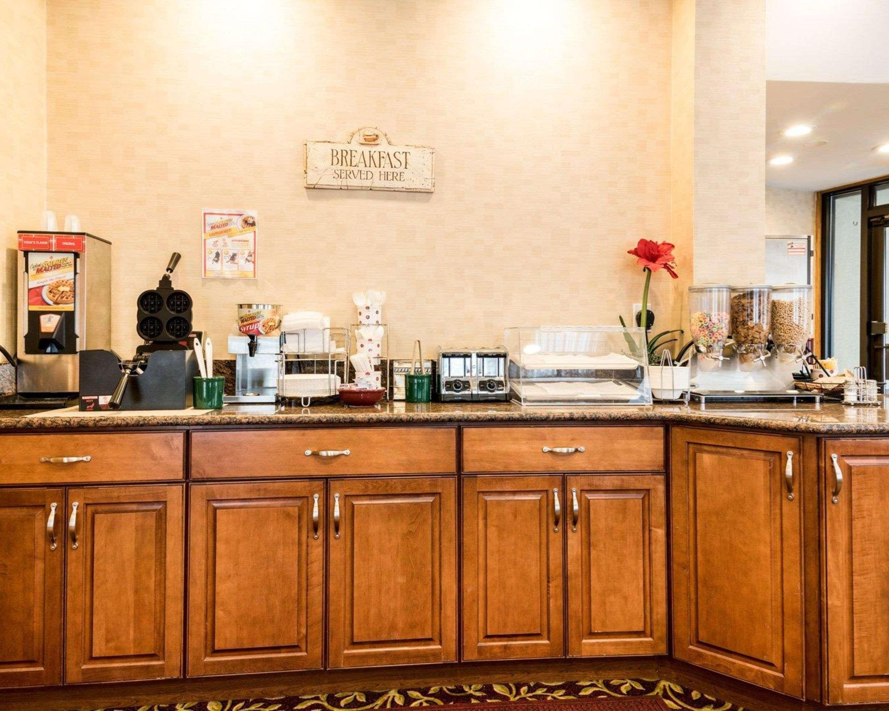 Rodeway Inn Weedsport Bagian luar foto