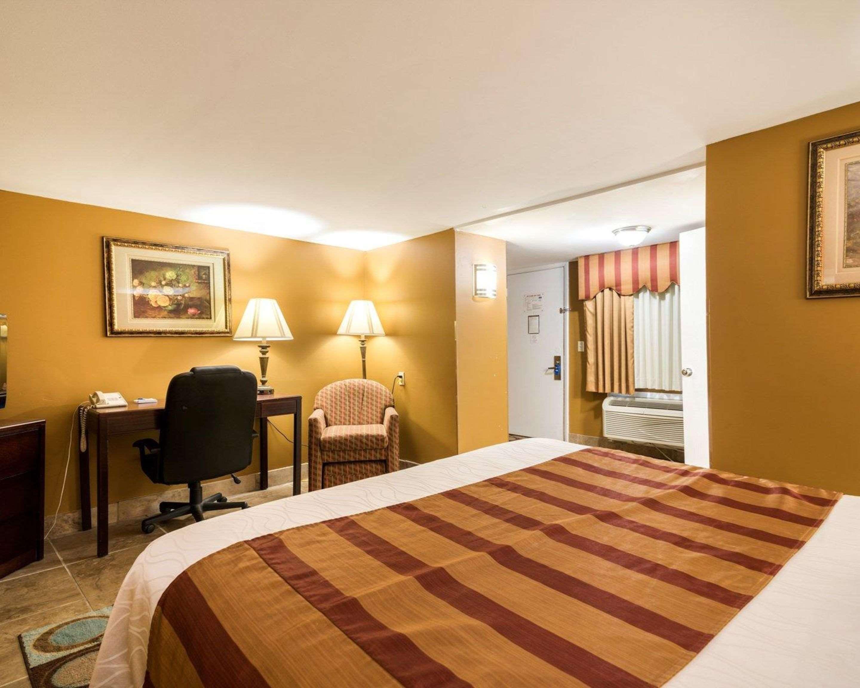 Rodeway Inn Weedsport Bagian luar foto