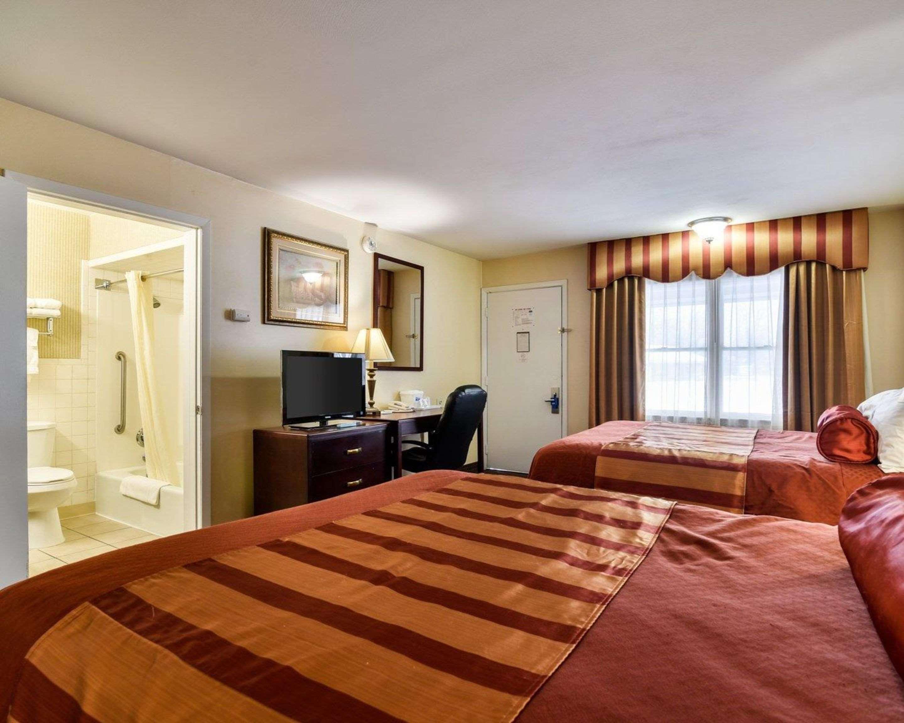 Rodeway Inn Weedsport Bagian luar foto