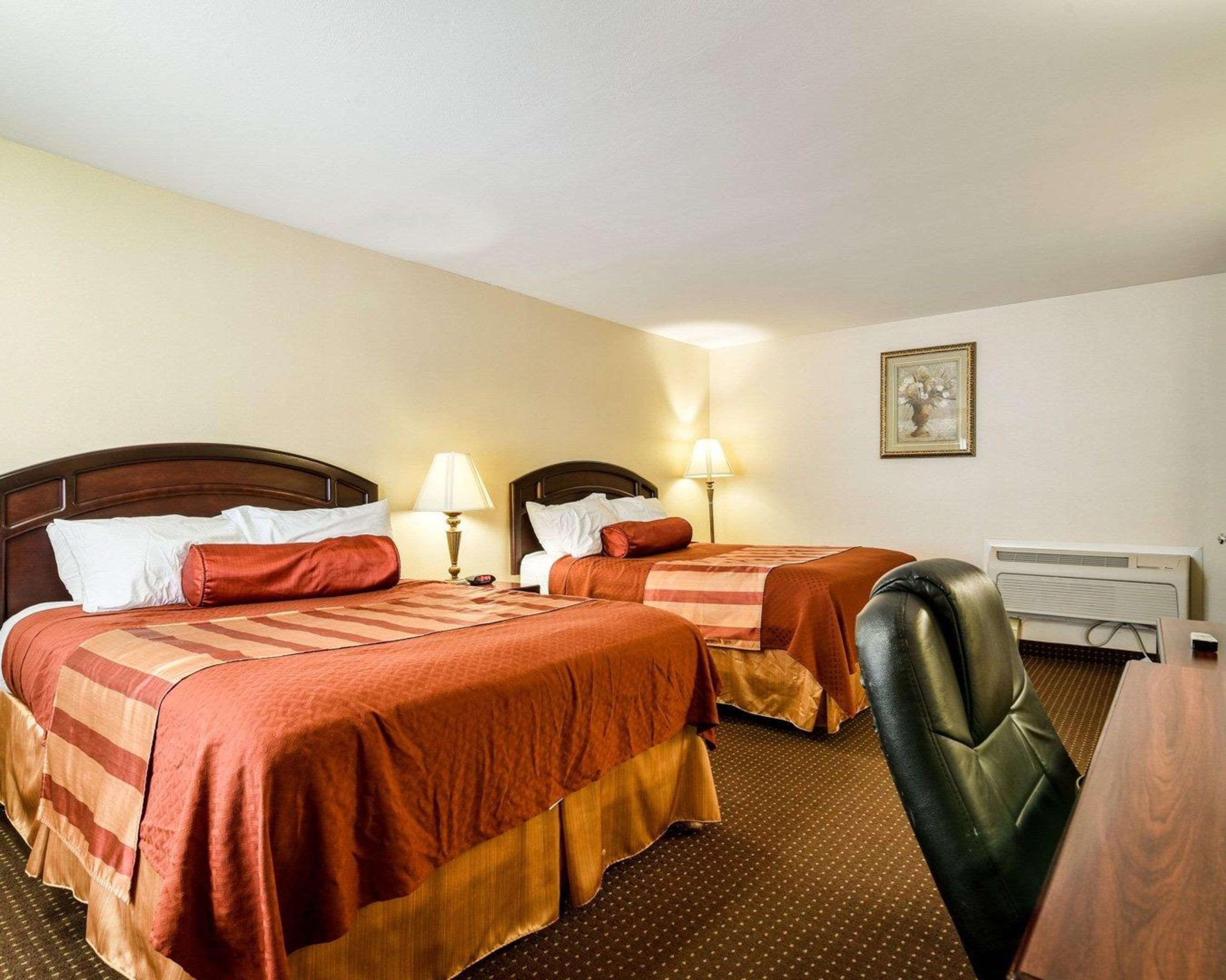 Rodeway Inn Weedsport Bagian luar foto
