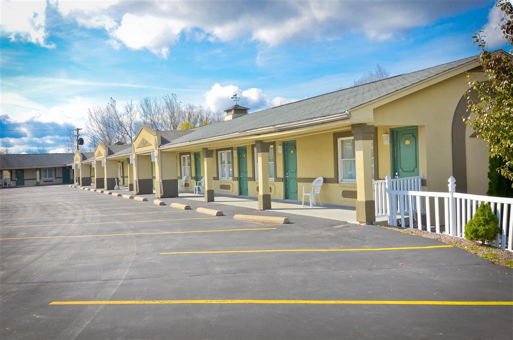 Rodeway Inn Weedsport Bagian luar foto