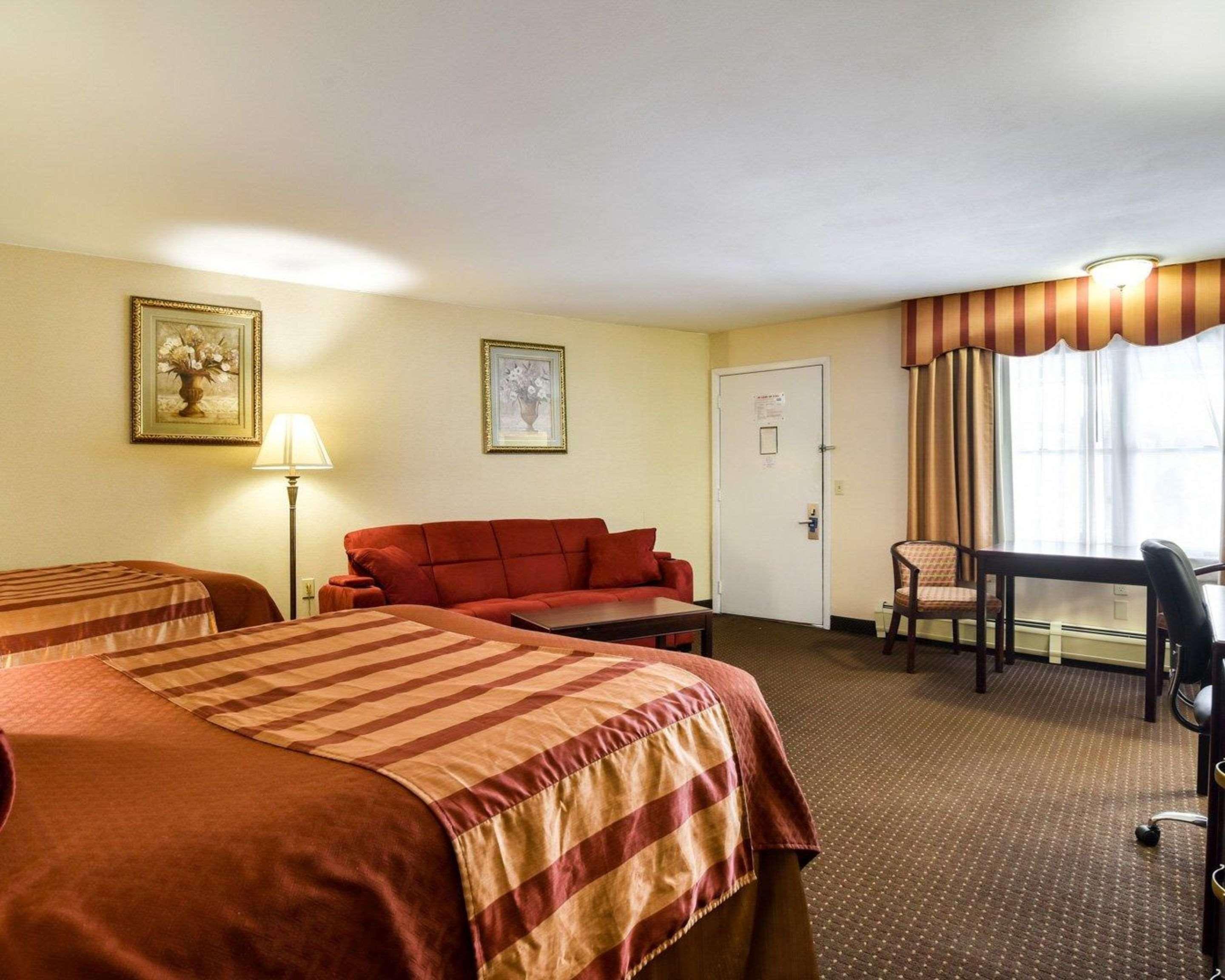 Rodeway Inn Weedsport Bagian luar foto