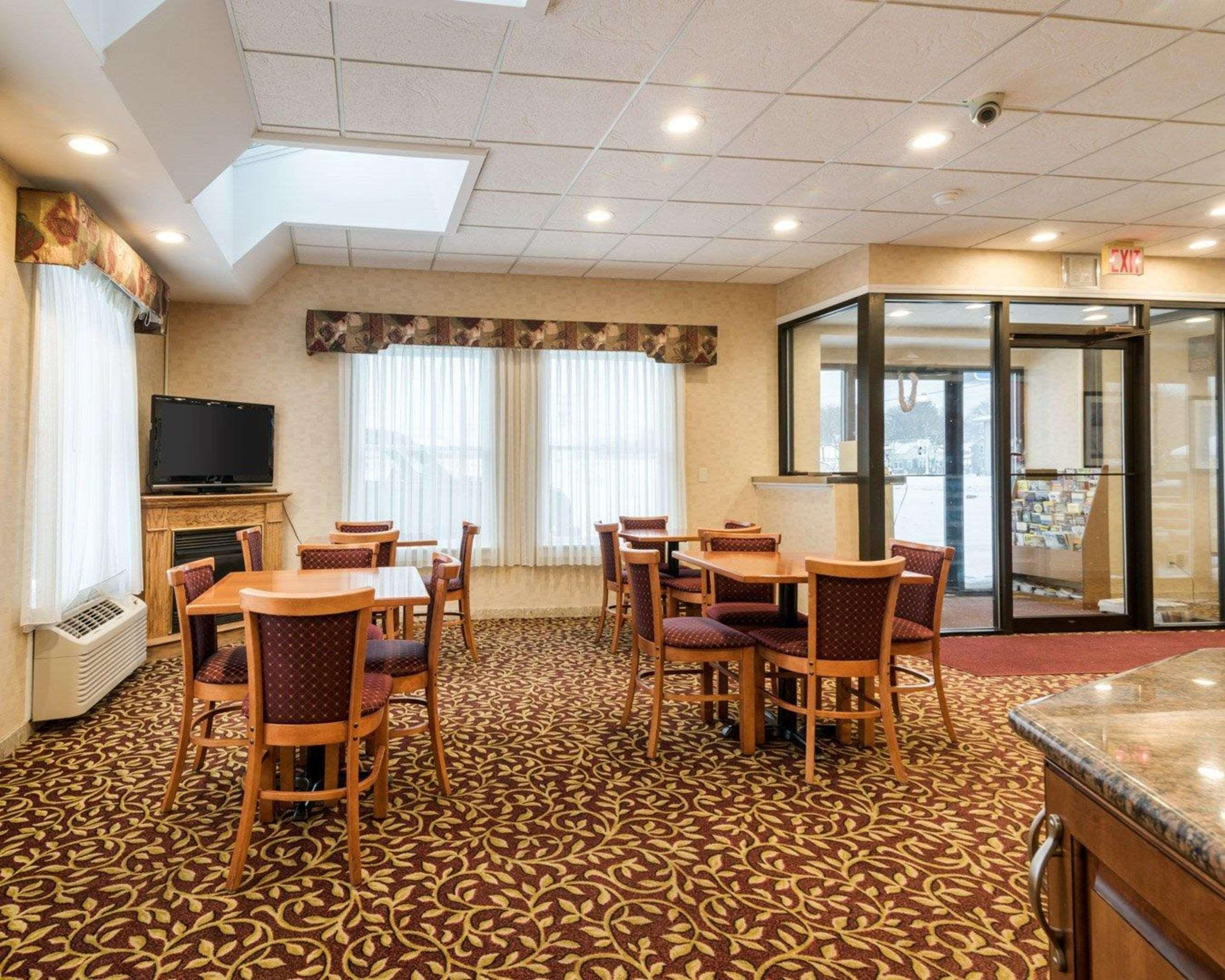 Rodeway Inn Weedsport Bagian luar foto