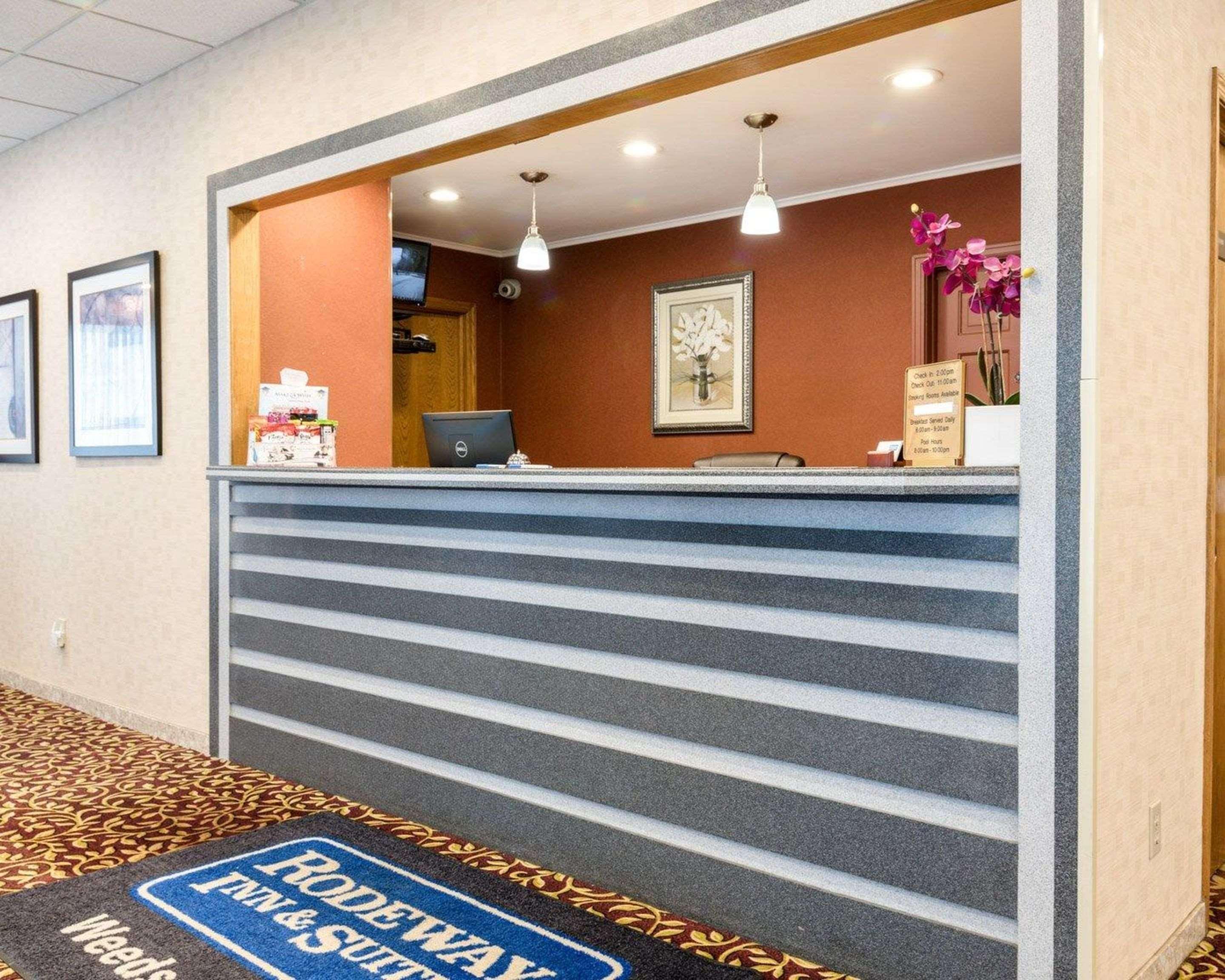 Rodeway Inn Weedsport Bagian luar foto