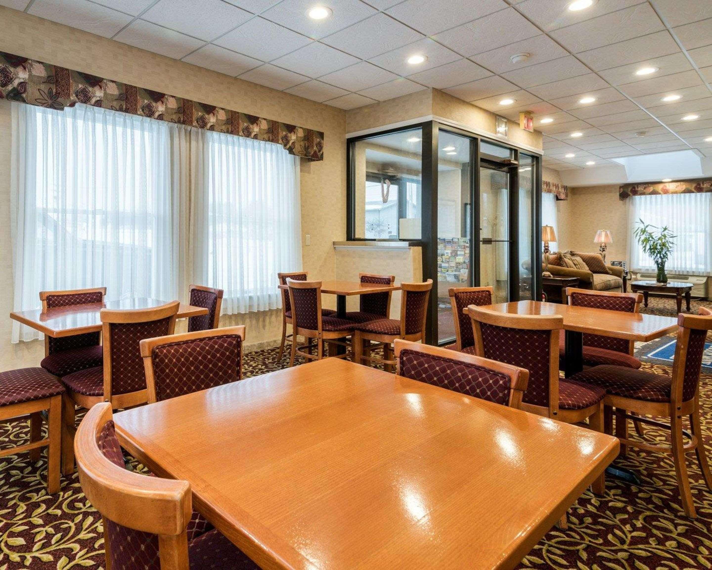 Rodeway Inn Weedsport Bagian luar foto